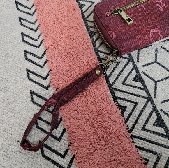 TRAVELON MAROON FLORAL FULL ZIPPER WALLET w WRISTLET - Picture 4 of 10